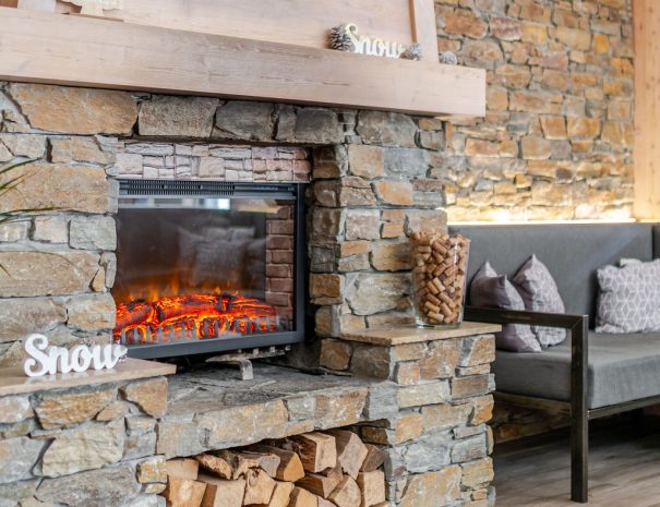 Lounge Fireplace La douce Montagne bar Allemond